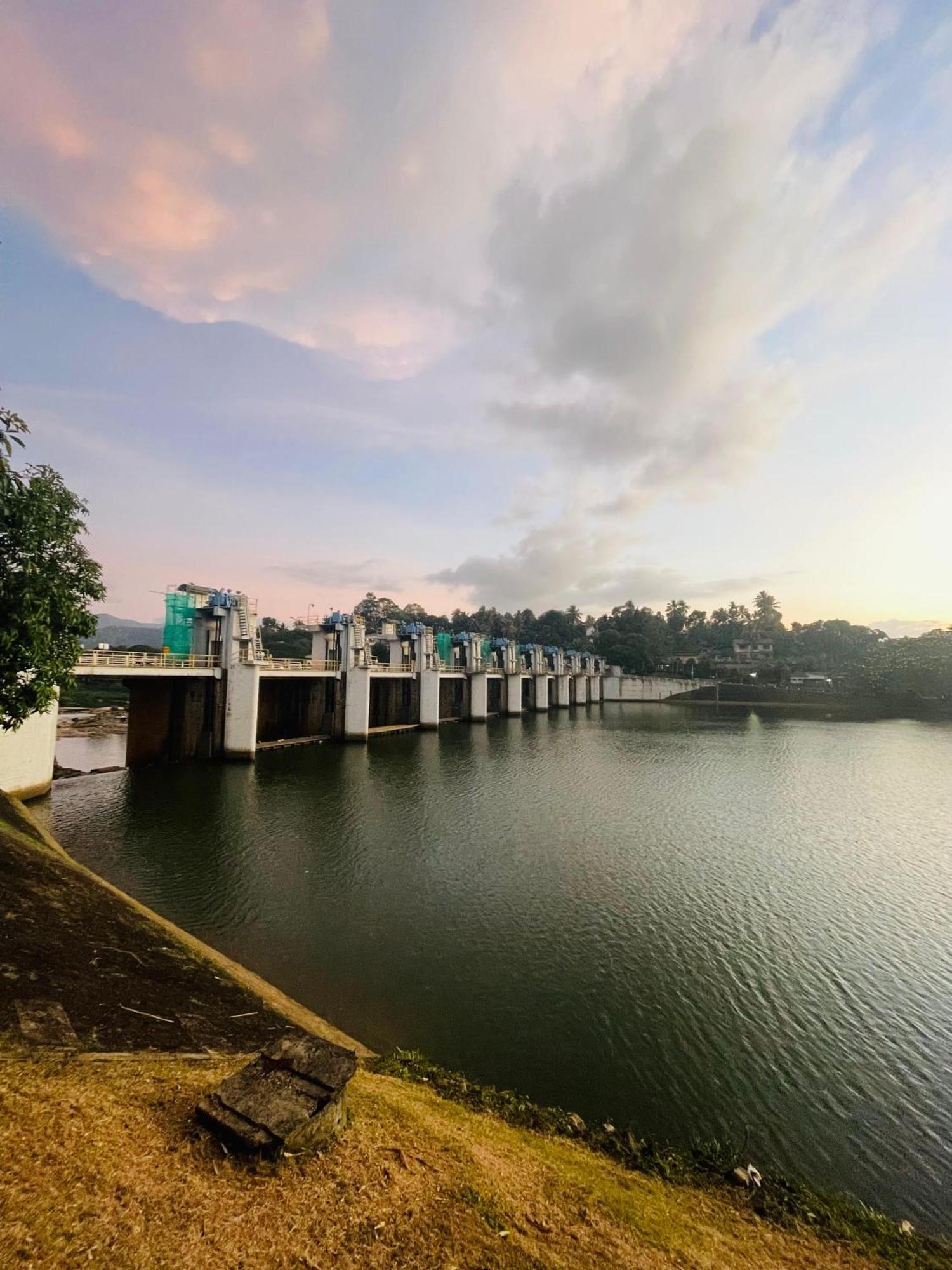 Mahaweli View Bungalow Kandy Eksteriør billede
